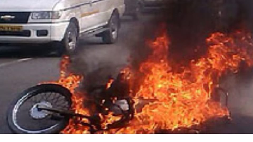 Bijnor: Entering the police station, set fire to the home guard's bike, then the drug addict ran away laughing
