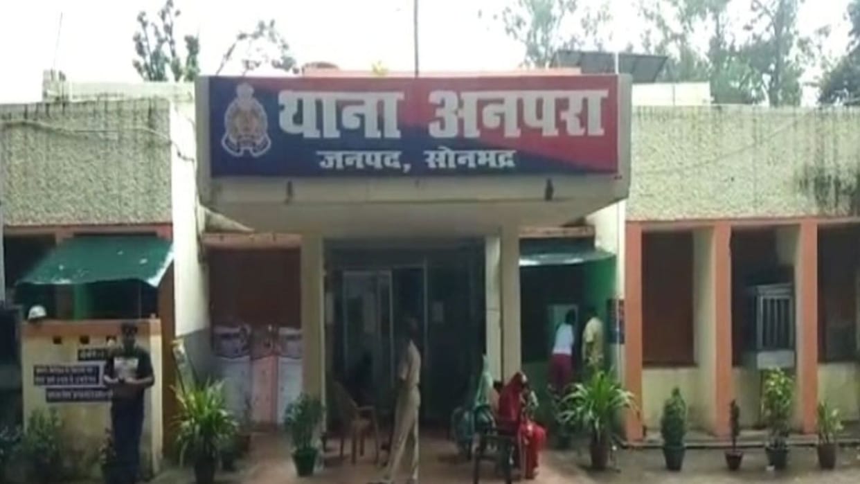 dead body of women found in house Husband beaten her with sticks police arrived accused absconding