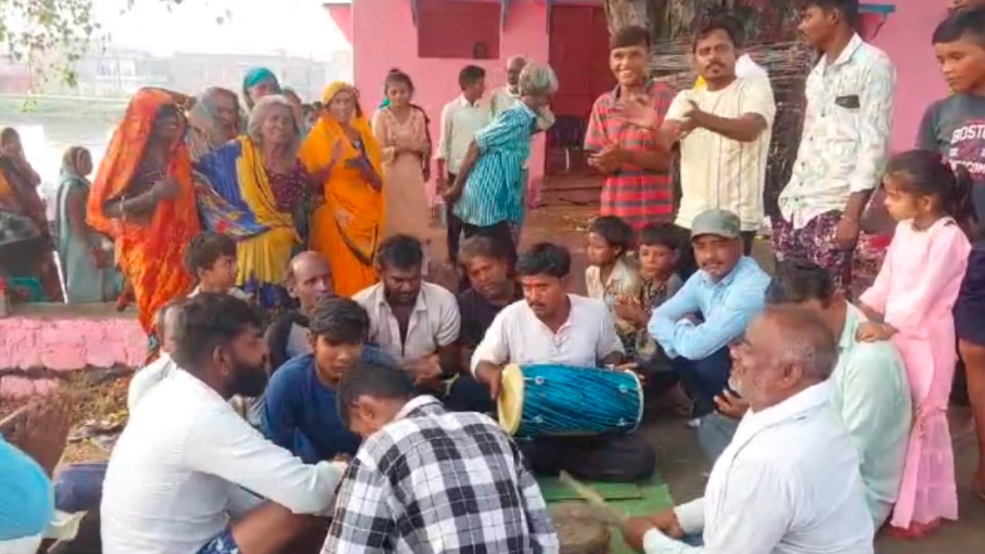 सतना में जीभ वापसी की दरकार के लिए भजन करते लोग