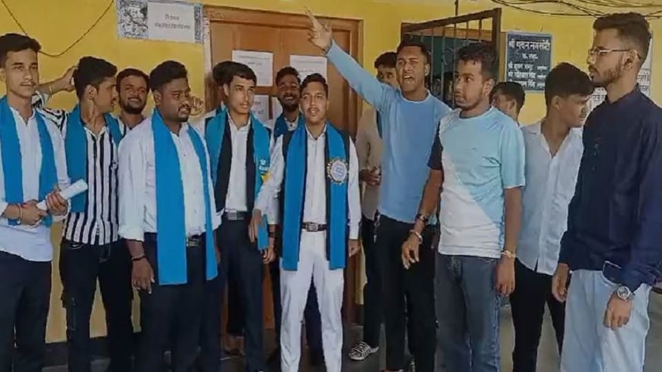 NSUI locked out on demand of appointment of permanent director in bageshwar