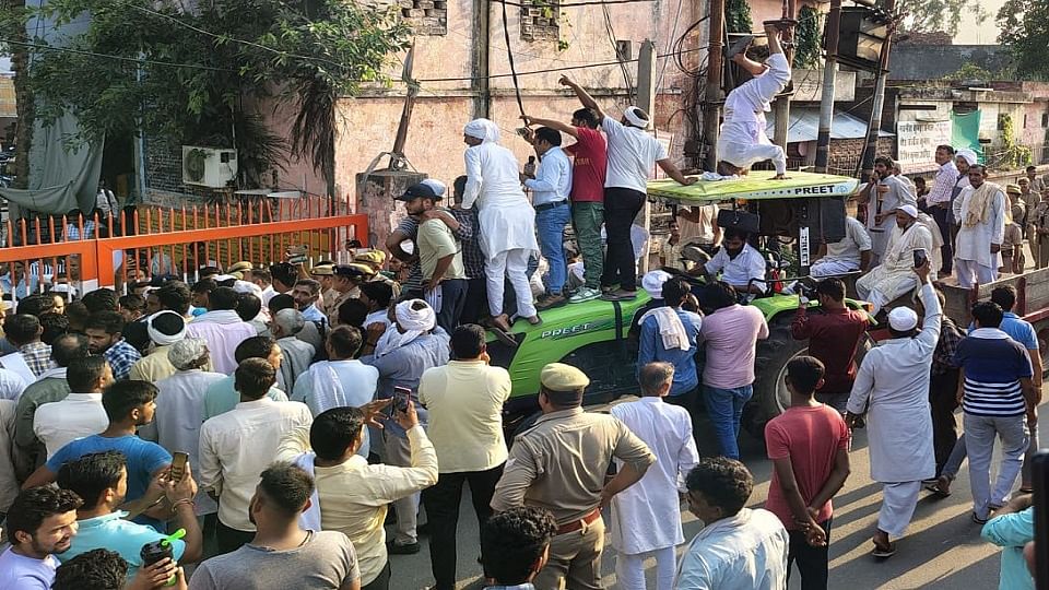 UP News: Farmers blocked the highway in Shamli, climbed the collectorate gate