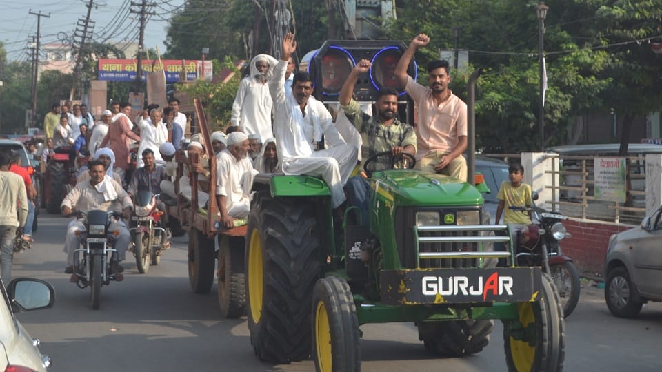 UP News: Farmers blocked the highway in Shamli, climbed the collectorate gate