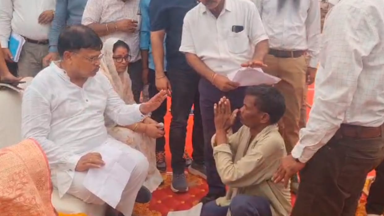 Shivpuri: A tribal youth came in front of the minister with a rope in his hand, talked about hanging himself.