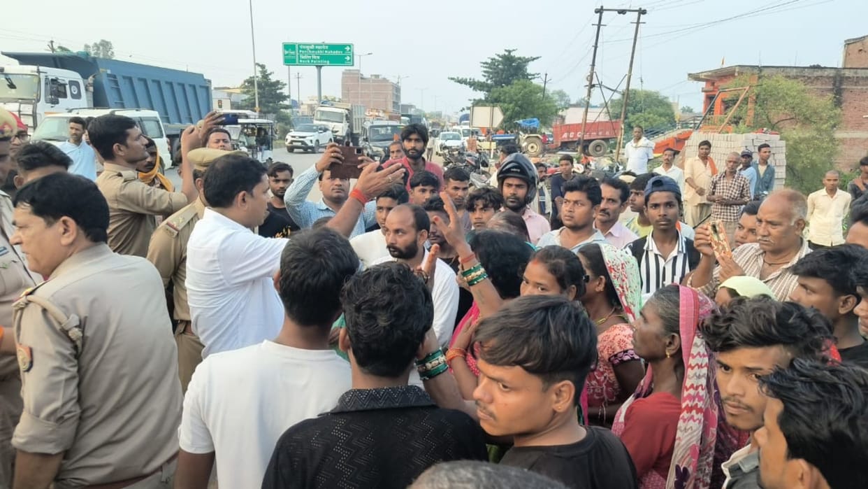 young man died after drowning pond in sonbhadra administration not reach even after four hours highway jammed