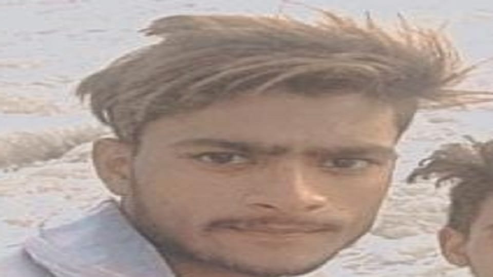 Meerut: Tractor hits bike on Rohta Road, young man falls and crushes both his legs, dies on the spot