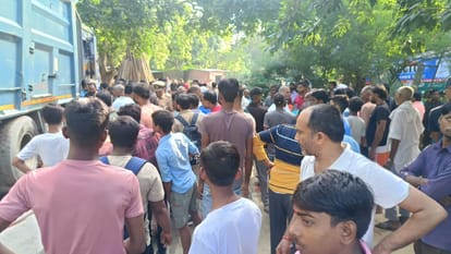 A dumfer trampled a student in Sangrampur thana in Amethi.