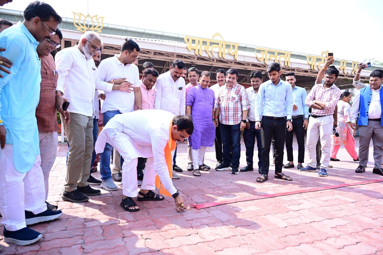 MP: Celebration of victory of Haryana elections in BJP office, VD Sharma said - Public made Jalebi of Rahul Ga