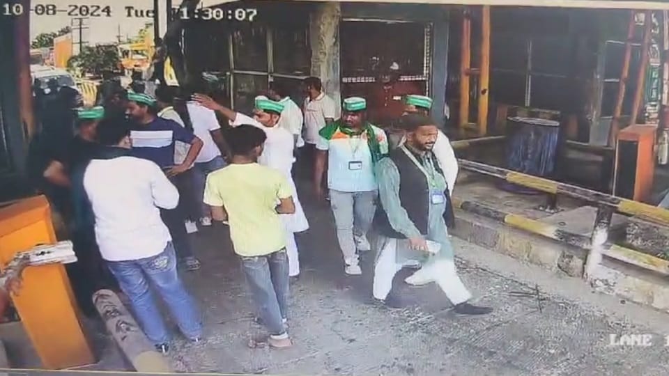 BKU Ekta Shakti created ruckus at toll plaza broke boom beat up employees in Moradabad