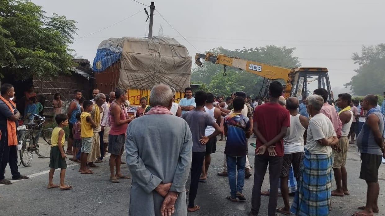 Bihar: Crane driver and assistant driver died after being hit by a truck in Motihari, villagers blocked NH-27