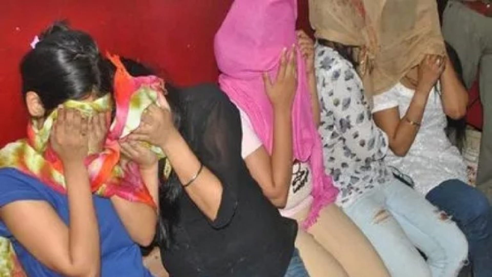 Bihar: Police raided 3 marriage halls in Gopalganj, 40 boys and girls arrested in objectionable condition