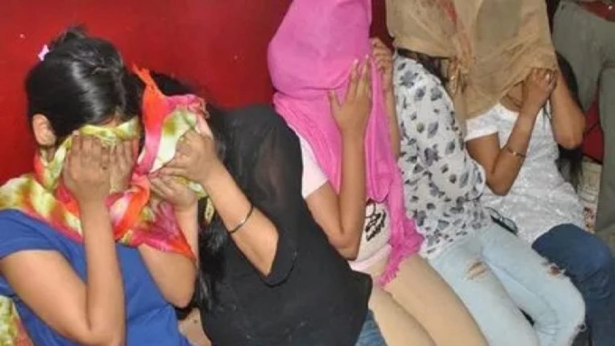 Bihar: Police raided 3 marriage halls in Gopalganj, 40 boys and girls arrested in objectionable condition