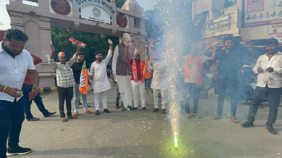 Celebrations rife in Varanasi after Haryana election results, youth activists burst firecrackers
