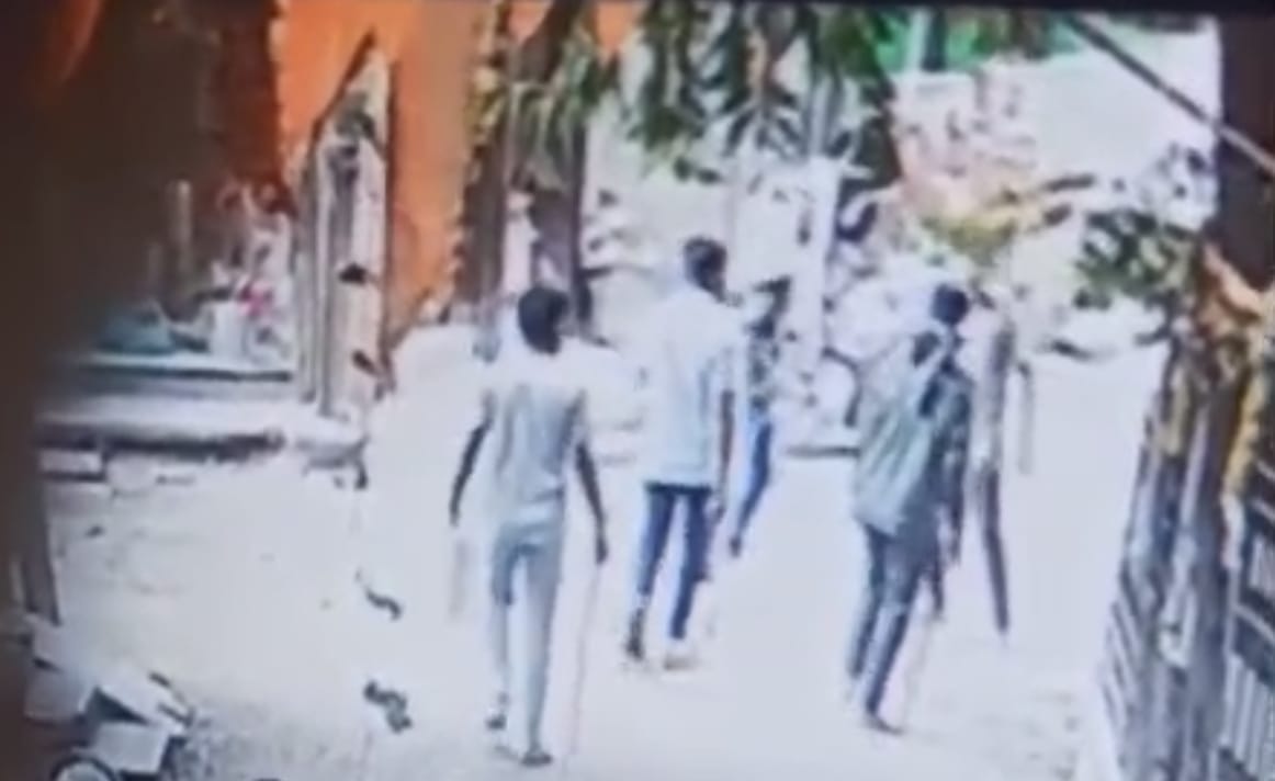Indore: Goons created terror in Indore, broke vehicles in the colony, residents got angry