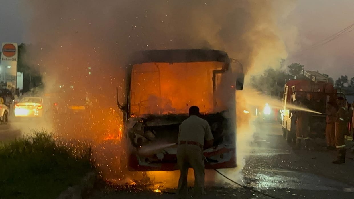 Shamli: A moving school van caught fire, the driver and 17 children jumped out to save their lives