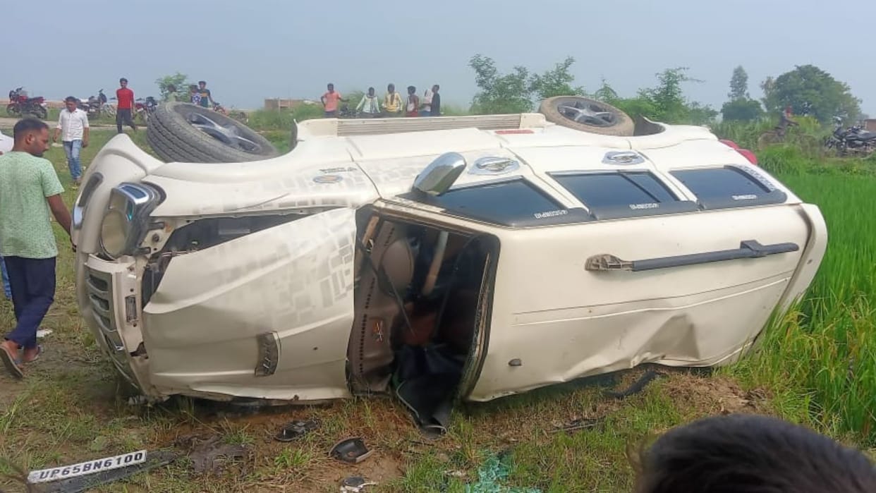 Scorpio fell into field 20 feet below ring road in Chandauli