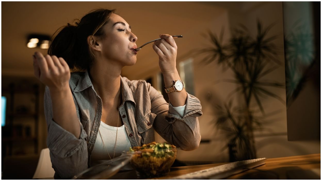What Happens When You Eat Dinner Late At Night How Its Affects Body And  Health - Amar Ujala Hindi News Live - Alert:रात की ये एक गड़बड़ आदत सेहत के  लिए बढ़ा