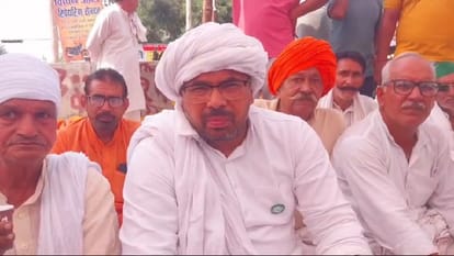 UP News: Farmers sitting on strike for sugarcane payment, blocking three highways, Gaurav Tikait also reached