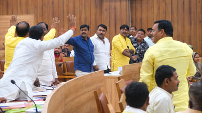 Ruckus in the Municipal Corporation Board meeting in Gorakhpur.