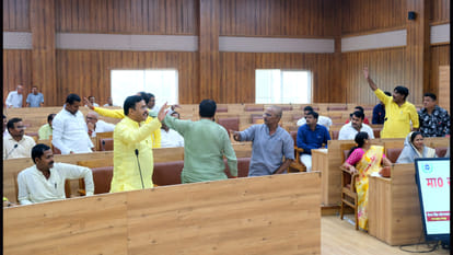 Ruckus in the Municipal Corporation Board meeting in Gorakhpur.
