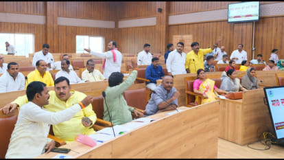 Ruckus in the Municipal Corporation Board meeting in Gorakhpur.