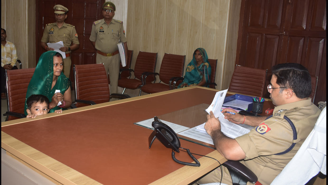 Constable Sandeep's wife gave a complaint to SSP, accusing Gorakhpur doctor Anuj Sarkari of assault.