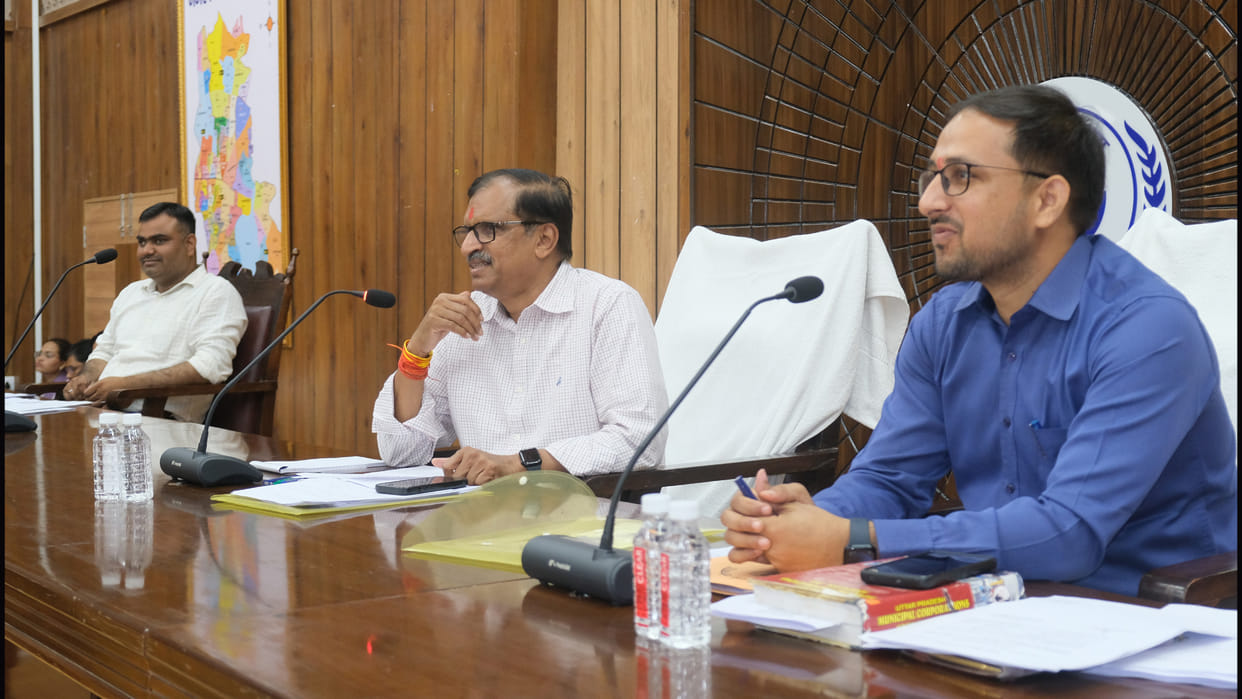 Ruckus in the Municipal Corporation Board meeting in Gorakhpur.