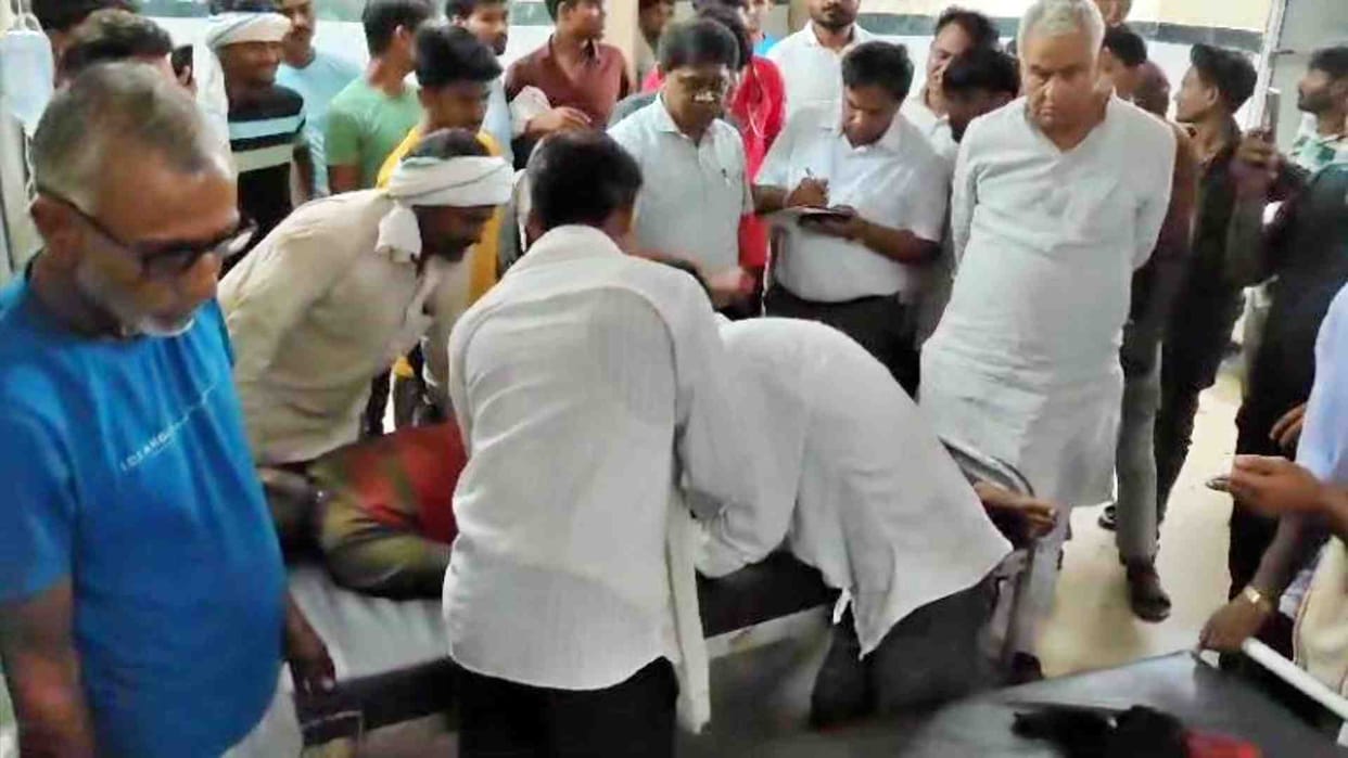 Karauli News: A couple riding a tractor died after coming in contact with an electric wire