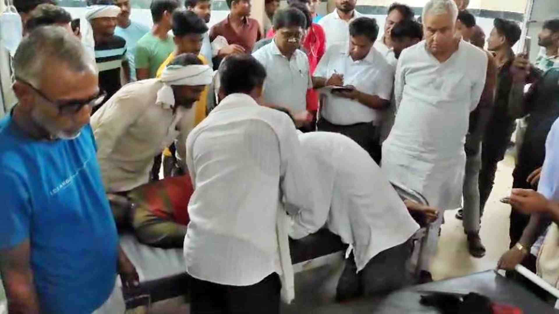 घायलों का हाल जानने अस्पताल पहुंचे किरोड़ी लाल मीणा।