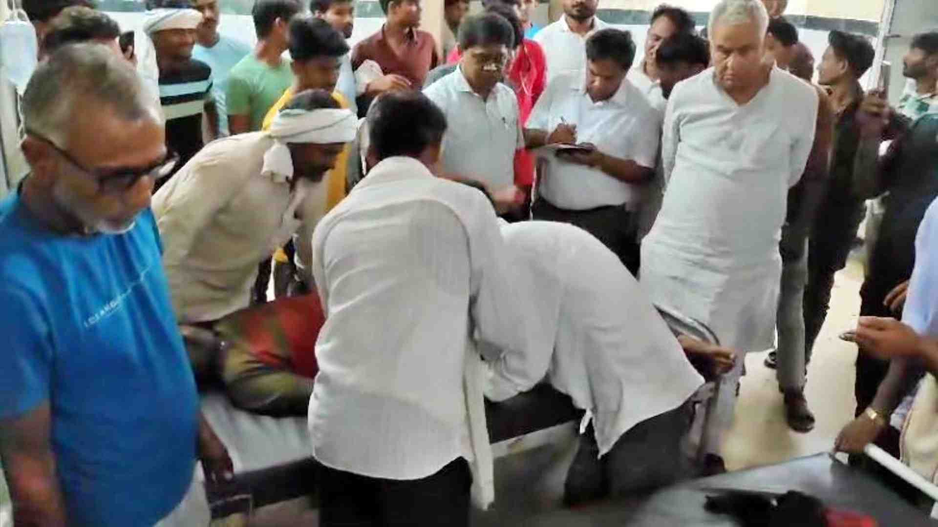 घायलों का हाल जानने अस्पताल पहुंचे किरोड़ी लाल मीणा।