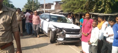 A car hits four in kahrgupur thana in Gonda.