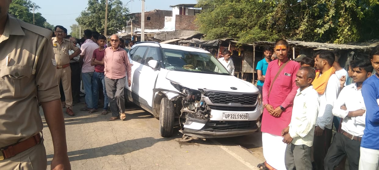 A car hits four in kahrgupur thana in Gonda.