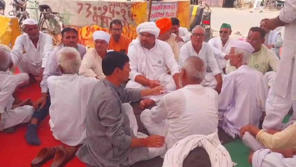 UP News: Farmers sitting on strike for sugarcane payment, blocking three highways, Gaurav Tikait also reached