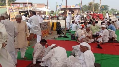 UP News: Farmers sitting on strike for sugarcane payment, blocking three highways, Gaurav Tikait also reached