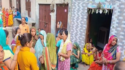 पड़ोस में लड़ाई देख रहे थे सभी: मकान का छज्जा गिराने से छह लोग मलबे में दबे, एक महिला का शव निकाला गया बाहर balcony of a house collapsed in Loni Six women and children buried under the debris one woman died