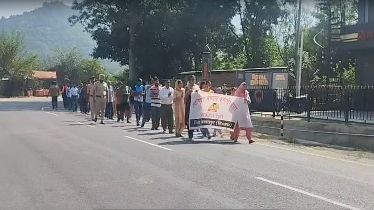 Traders and Hindu organizations took out a protest rally in the case of attempted rape of a girl