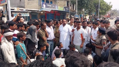 Meerut: Tractor hits bike on Rohta Road, young man falls and crushes both his legs, dies on the spot