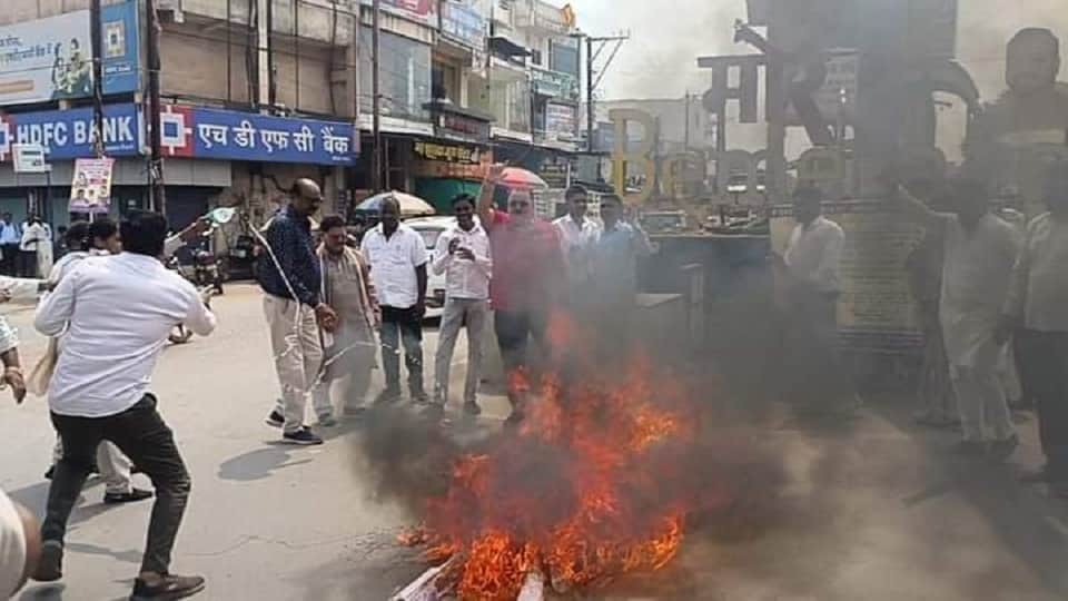 कांग्रेस ने भाजपा नेताओं का फूंका पुतला