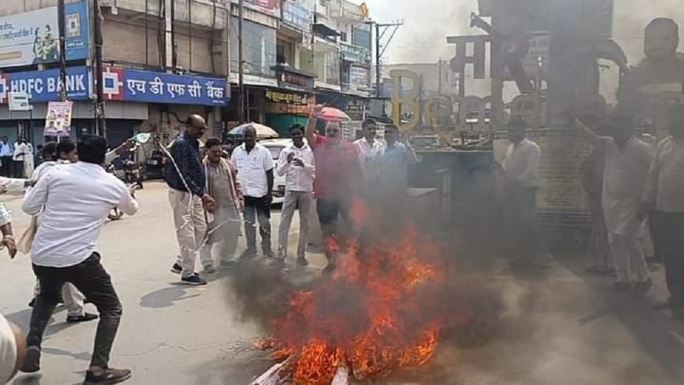कांग्रेस ने भाजपा नेताओं का फूंका पुतला