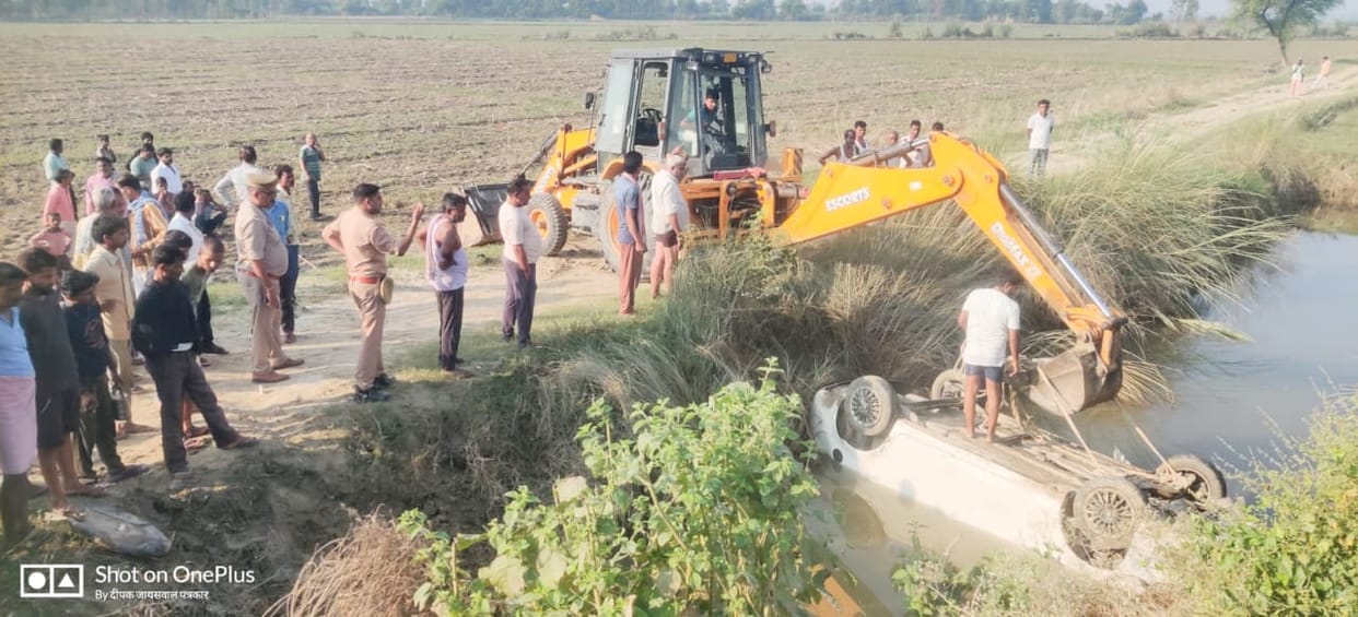 Hardoi Accident, Uncontrolled car fell into a ditch, two dead, police pulled out the car with the help of JCB