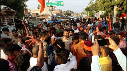 Stone pelting on idol organizers carrying goddess idol in Kushinagar, controversy escalates