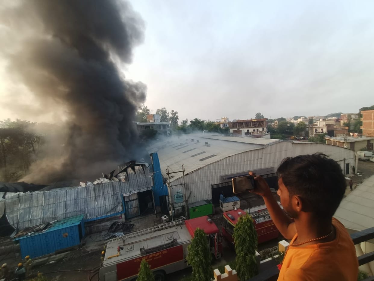 Lucknow: Massive fire broke out at Godrej warehouse on Sitapur Road, seven fire brigade vehicles reached the s