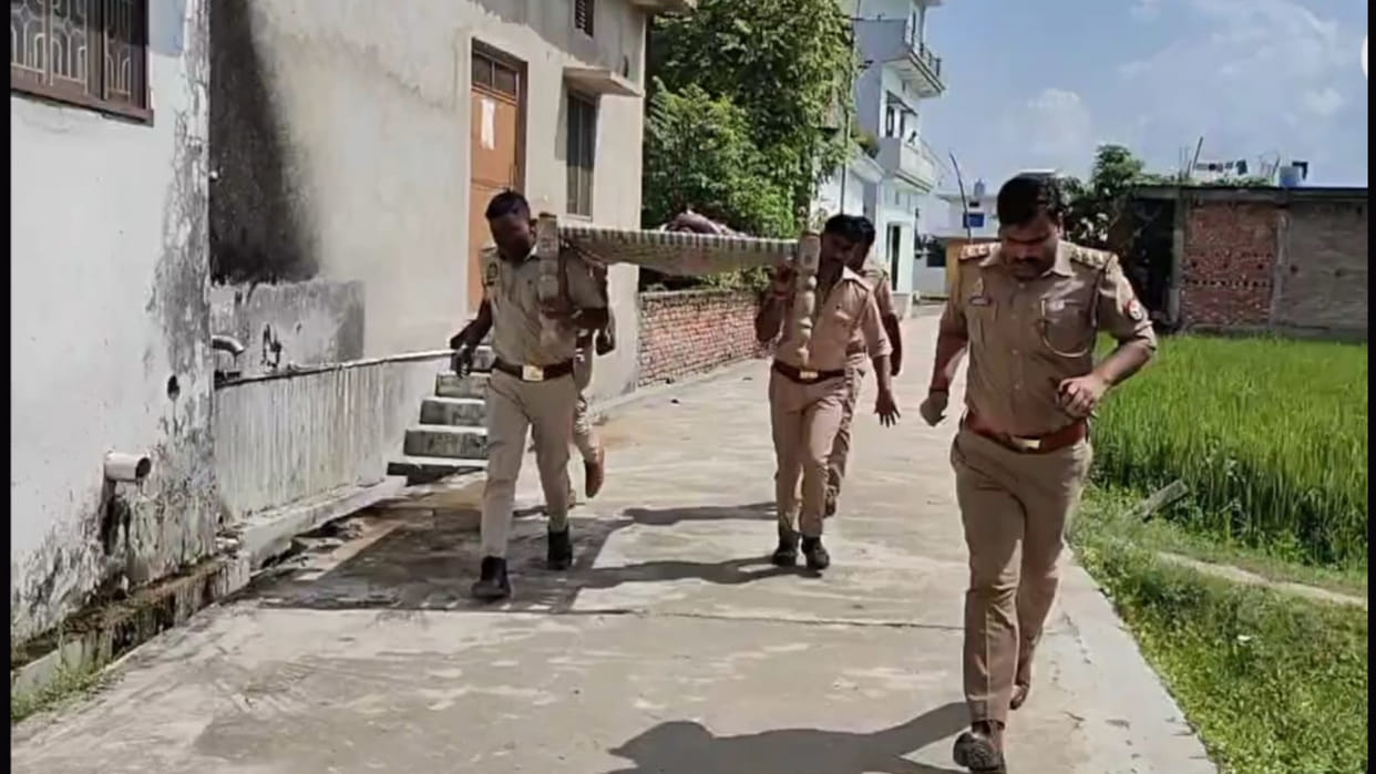 Woman burns herself by pouring kerosene oil in Maharajganj