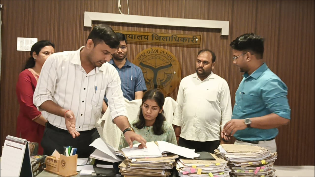 Class 10th topper Nidhi became DM for one day in Maharajganj