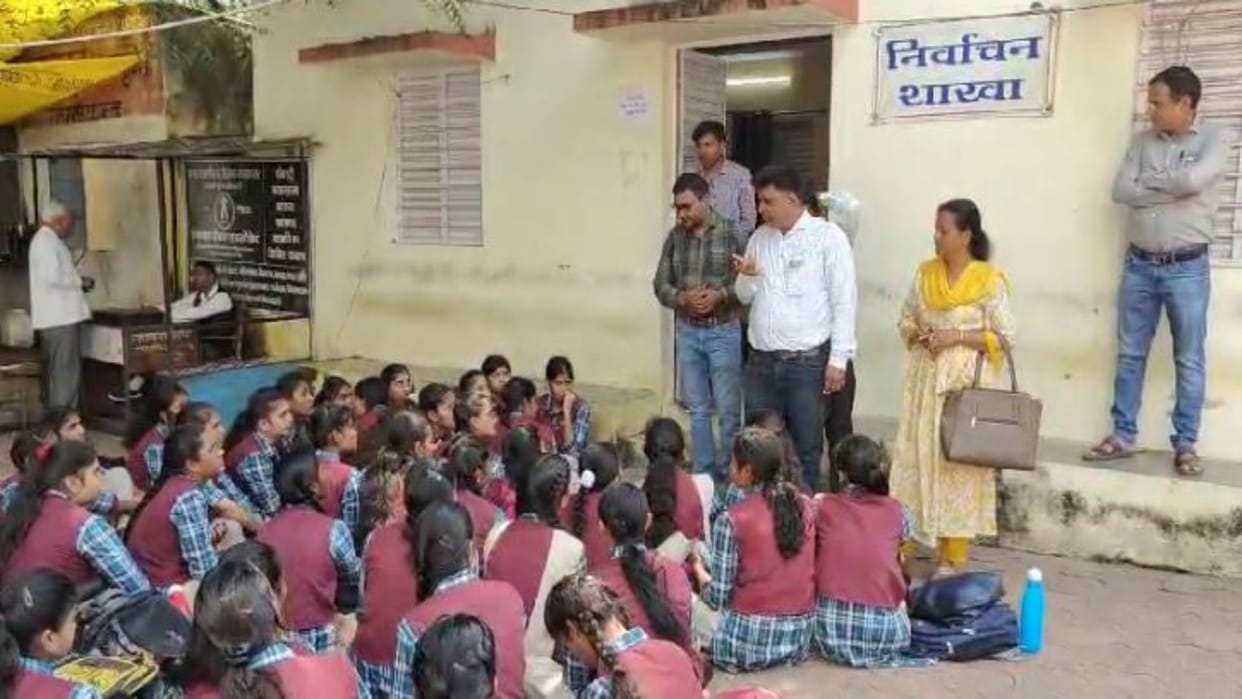 Omkareshwar News Students sit on dharna to stop transfer of teacher submit application to SDM