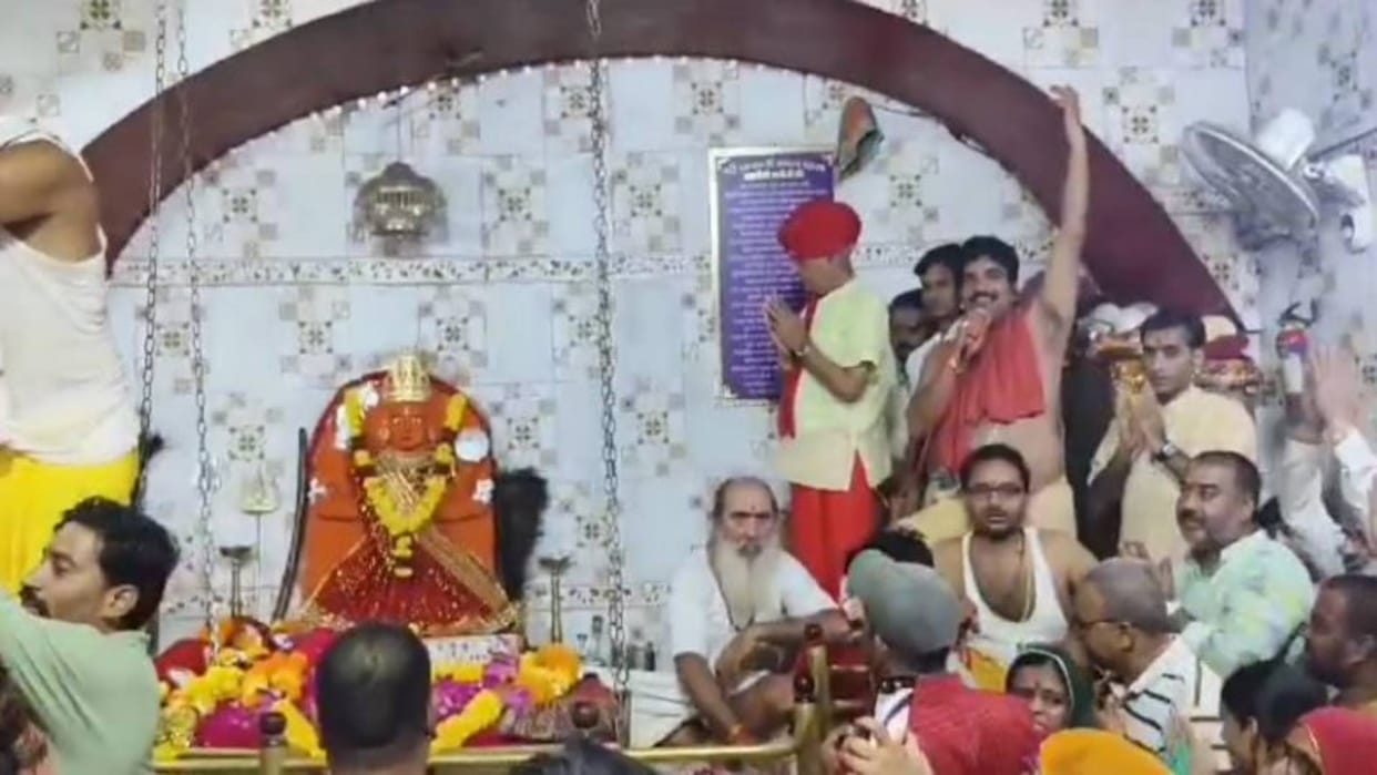 Omkareshwar Doors of Jayanti Mata seated on eight lotus flowers opened in Barwah crowd of devotees gathered