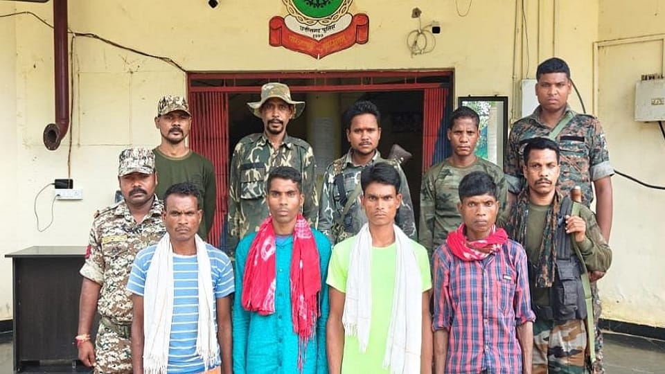 पुलिस की गिरफ्त में नक्सली