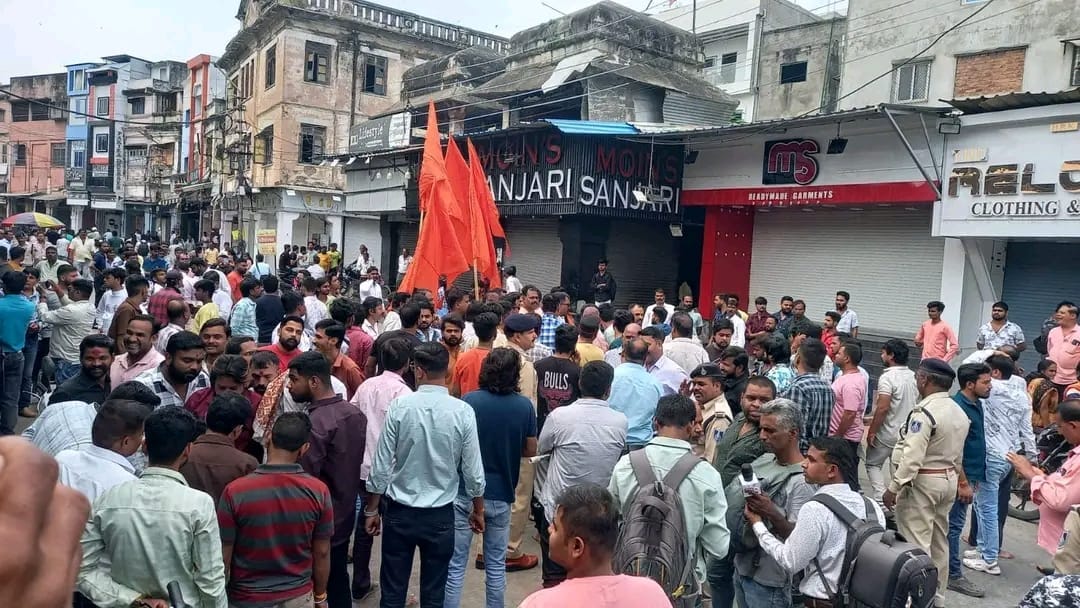 Indore: Youth urinates outside the temple in Indore, Hindu organizations protest