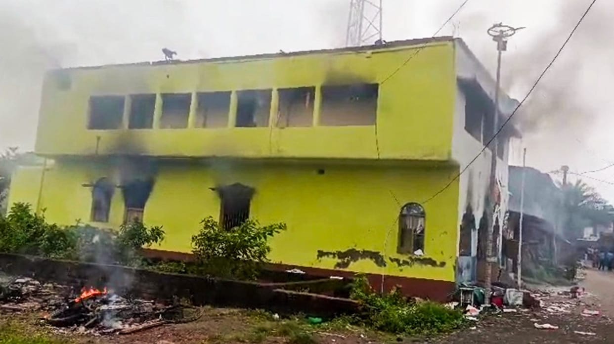 Villagers vandalise police vehicle as girl's body brought home for cremation In Kultali murder case
