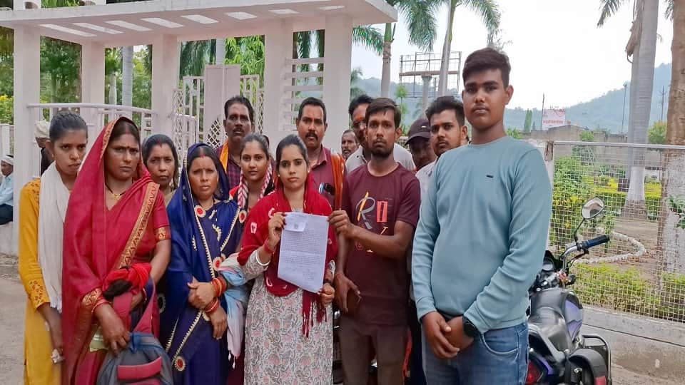 पीड़ितों ने कलेक्टर से लगाई गुहार