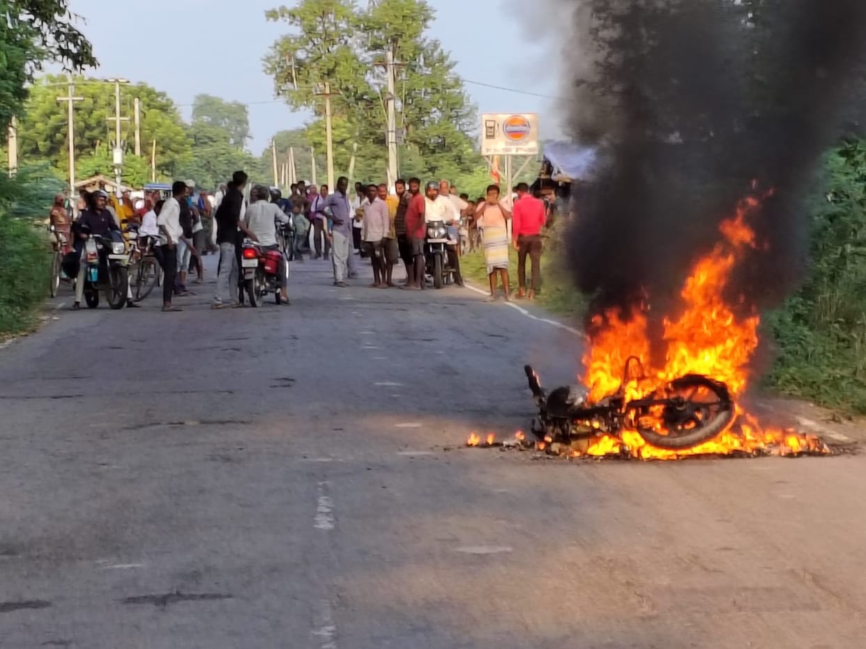 Running bike fire in pratapgarh safe two person